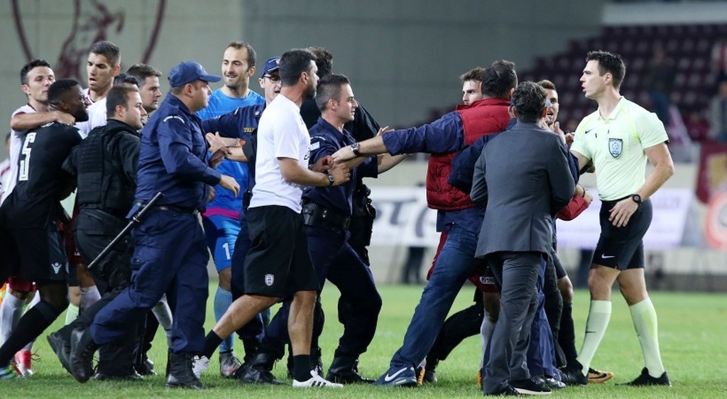 Καρέ καρέ τα επεισόδια στο ΑΕΛ-ΠΑΟΚ και το φτύσιμο του Κούγια (pics)
