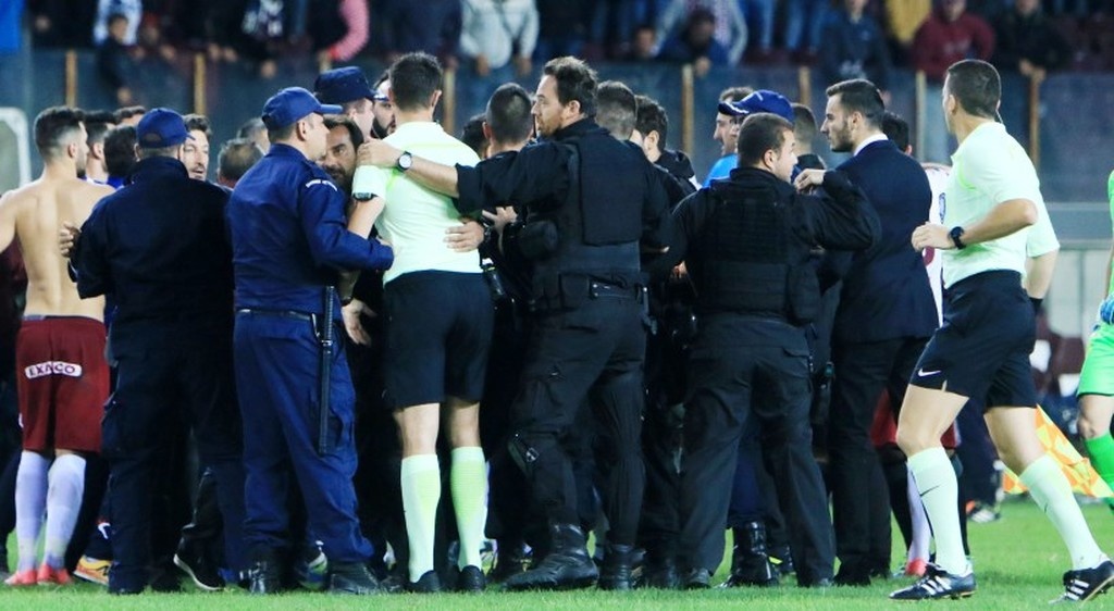 Καρέ καρέ τα επεισόδια στο ΑΕΛ-ΠΑΟΚ και το φτύσιμο του Κούγια (pics)