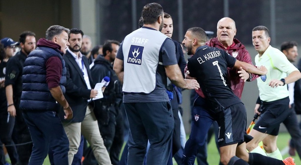 Καρέ καρέ τα επεισόδια στο ΑΕΛ-ΠΑΟΚ και το φτύσιμο του Κούγια (pics)