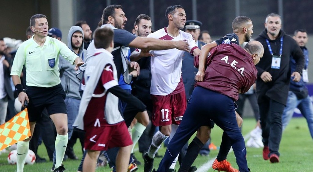 Καρέ καρέ τα επεισόδια στο ΑΕΛ-ΠΑΟΚ και το φτύσιμο του Κούγια (pics)