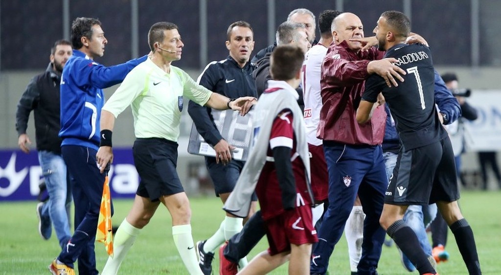 Καρέ καρέ τα επεισόδια στο ΑΕΛ-ΠΑΟΚ και το φτύσιμο του Κούγια (pics)