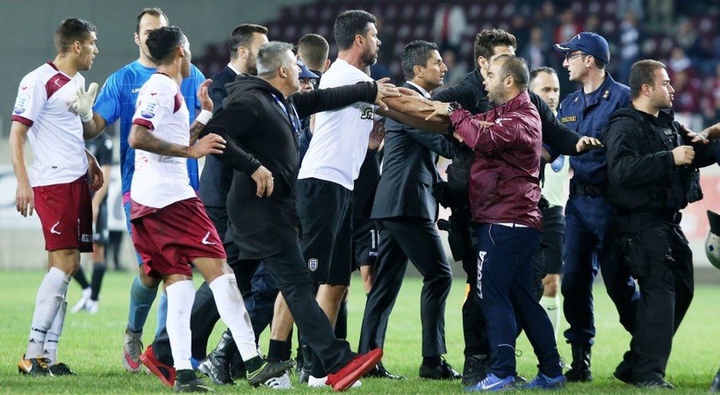 Καρέ καρέ τα επεισόδια στο ΑΕΛ-ΠΑΟΚ και το φτύσιμο του Κούγια (pics)