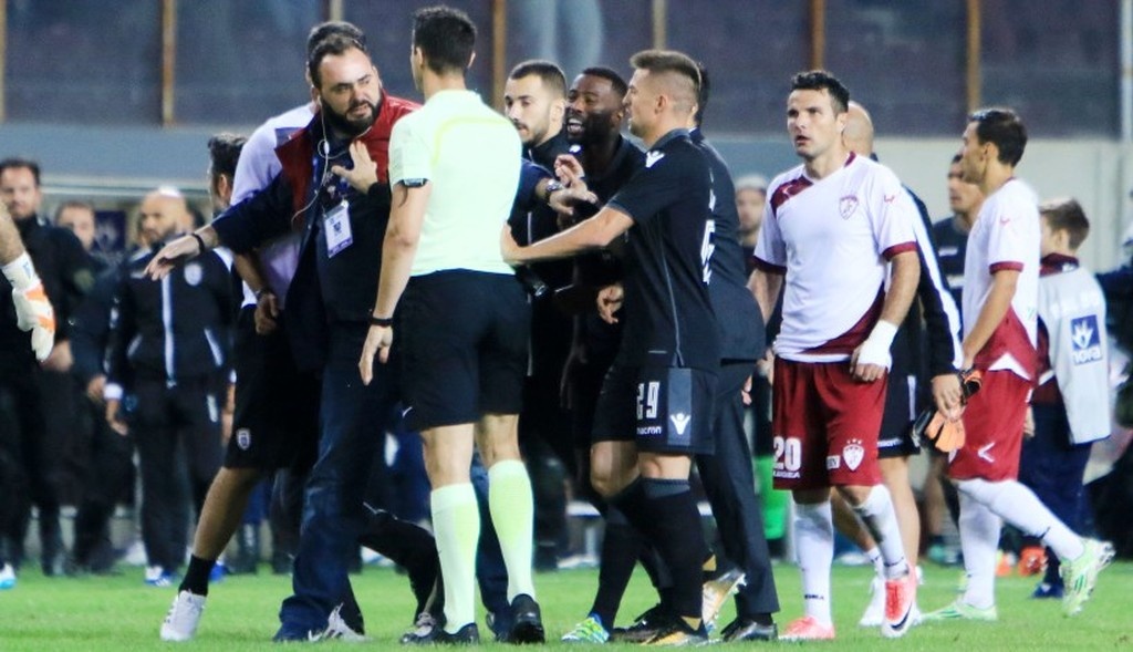 Καρέ καρέ τα επεισόδια στο ΑΕΛ-ΠΑΟΚ και το φτύσιμο του Κούγια (pics)