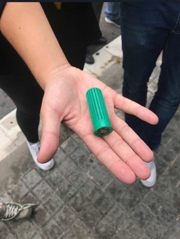 Δημοψήφισμα Καταλονία: «Μάχες» σώμα με σώμα ανάμεσα σε πολίτες και αστυνομικούς! (pic+vids)