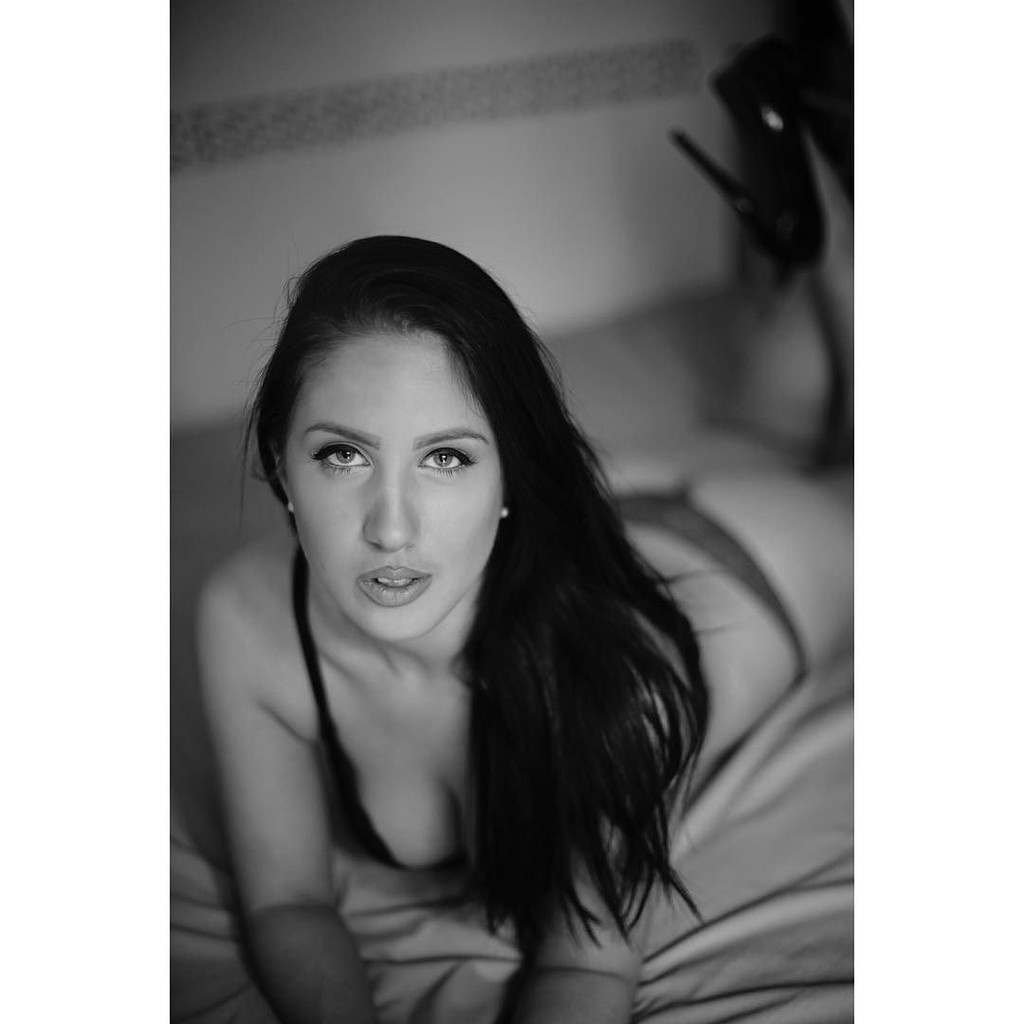 Ελληνίδα εστεμμένη σε καυτές πόζες στο Instagram!