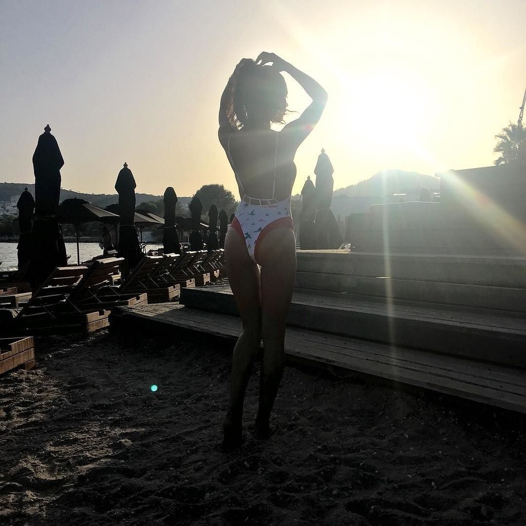 Ελληνίδα μοιράζει… εγκεφαλικά με την κορμάρα της στο Instagram