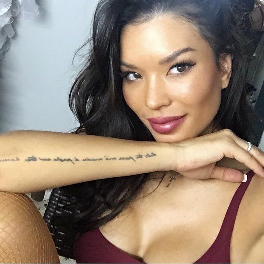 Ελληνίδα μοιράζει… εγκεφαλικά με την κορμάρα της στο Instagram