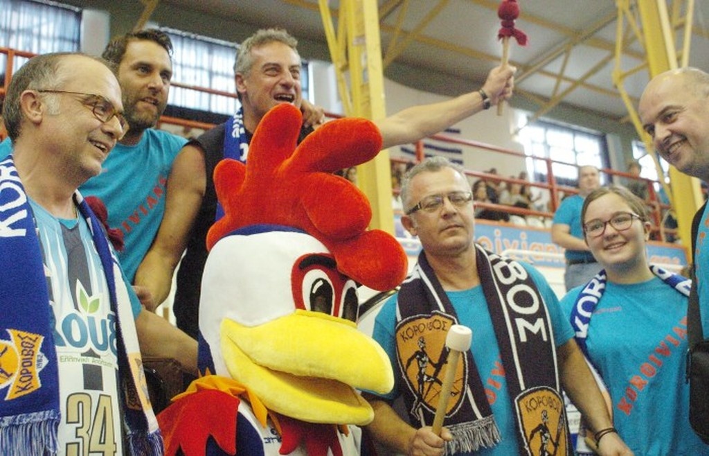 Τα.. σπάει η νέα μασκότ του Κόροιβου (pics)