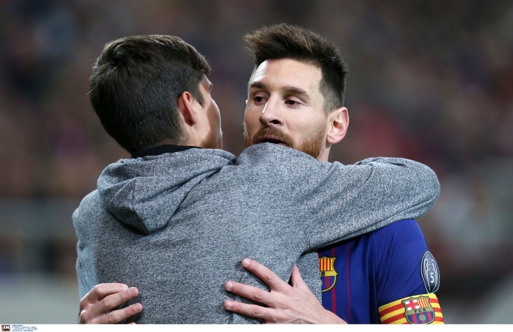 Ολυμπιακός-Μπαρτσελόνα: Το «ντου... αγάπης» στον Μέσι και η μανούρα (pics)