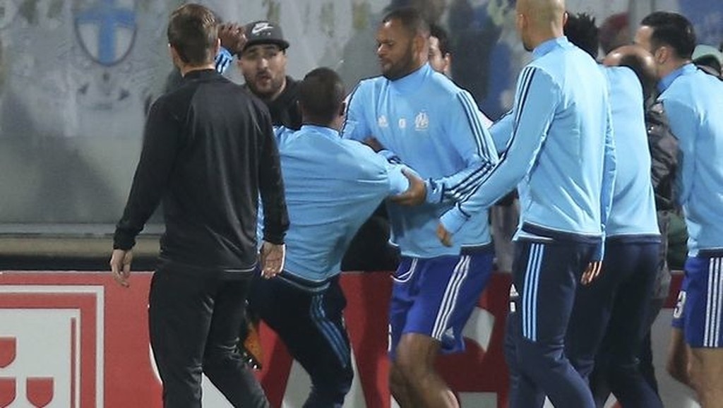 Την... είδε Καντονά ο Εβρά: Η κλοτσιά στον οπαδό της Μαρσέιγ! (videos)