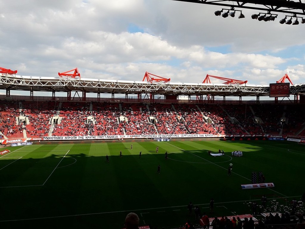 Ολυμπιακός-Πλατανιάς: Τα πανό κατά Σαββίδη-Μαθιουλάκη που προκάλεσαν αναταραχή (pics)