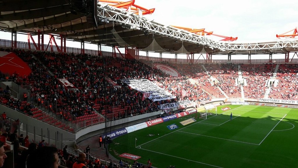 Ολυμπιακός-Πλατανιάς: Τα πανό κατά Σαββίδη-Μαθιουλάκη που προκάλεσαν αναταραχή (pics)