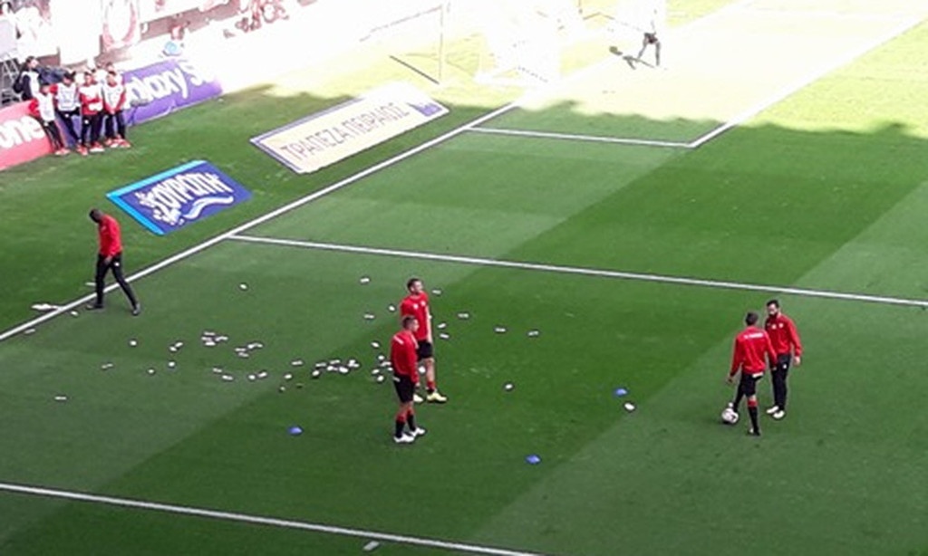 Ολυμπιακός - Πλατανιάς: Οπαδοί πέταξαν ρούβλια στους Κρητικούς! (video)