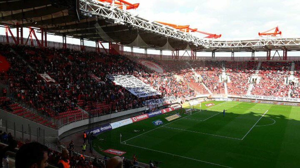 Ολυμπιακός-Πλατανιάς: Τα πανό κατά Σαββίδη-Μαθιουλάκη που προκάλεσαν αναταραχή (pics)