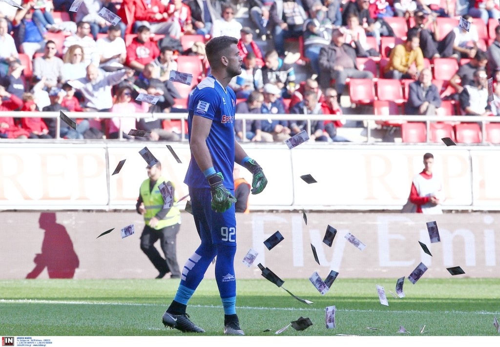 Ολυμπιακός - Πλατανιάς: Οπαδοί πέταξαν ρούβλια στους Κρητικούς! (video)