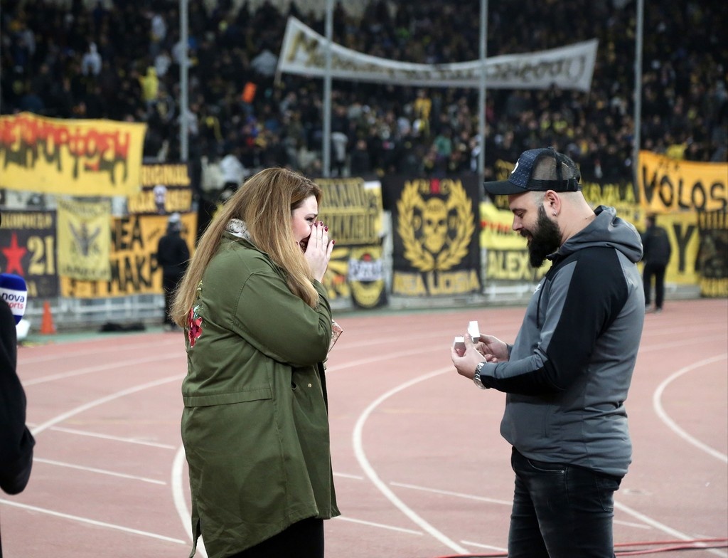 ΑΕΚ-ΠΑΟΚ: Μετά τα επεισόδια, πρόταση γάμου στο ΟΑΚΑ! (pics)