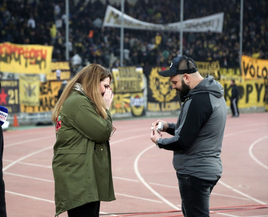 ΑΕΚ-ΠΑΟΚ: Μετά τα επεισόδια, πρόταση γάμου στο ΟΑΚΑ! (pics)