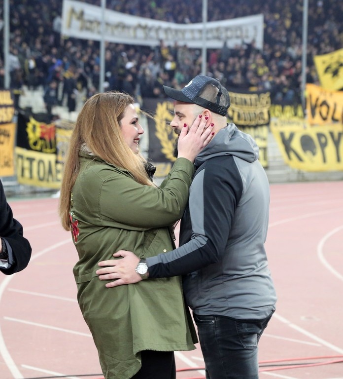 ΑΕΚ-ΠΑΟΚ: Μετά τα επεισόδια, πρόταση γάμου στο ΟΑΚΑ! (pics)