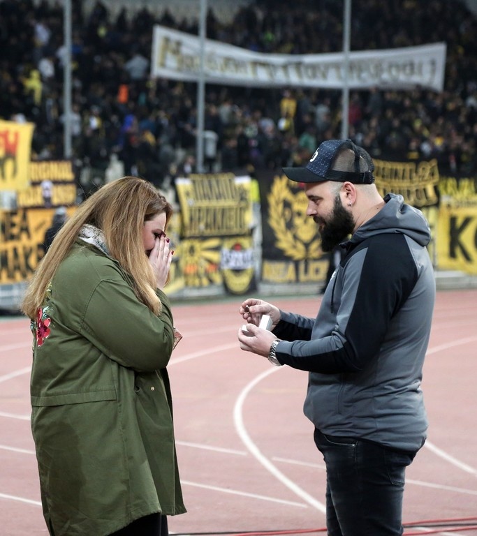 ΑΕΚ-ΠΑΟΚ: Μετά τα επεισόδια, πρόταση γάμου στο ΟΑΚΑ! (pics)