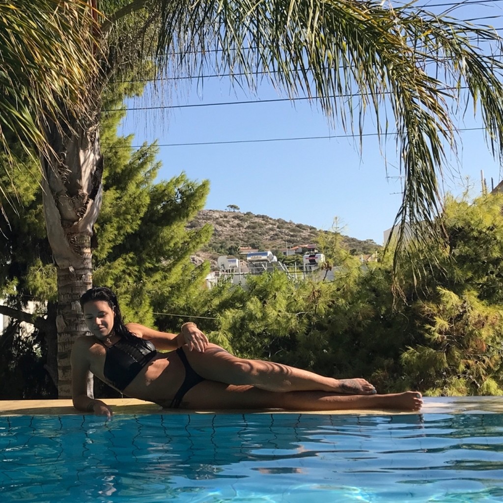 Ελληνίδα αθλήτρια μας… κόλασε με το μπούστο της στα μπουζούκια!