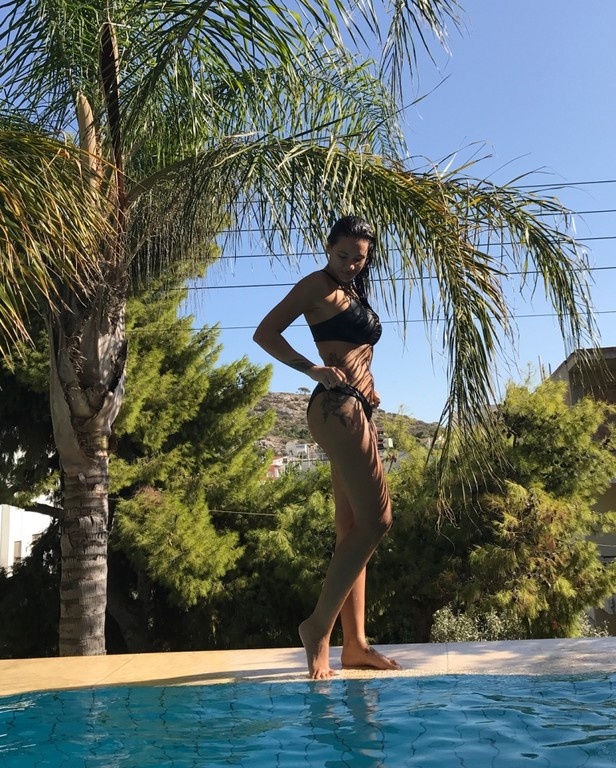 Ελληνίδα αθλήτρια μας… κόλασε με το μπούστο της στα μπουζούκια!