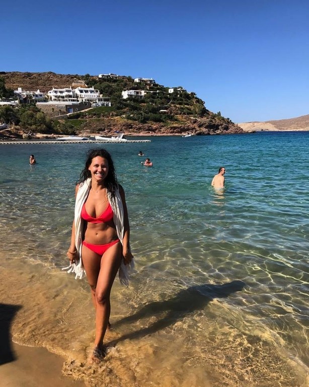 Ελληνίδα αθλήτρια μας… κόλασε με το μπούστο της στα μπουζούκια!