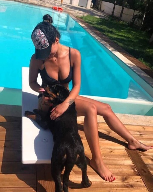 Ελληνίδα αθλήτρια μας… κόλασε με το μπούστο της στα μπουζούκια!