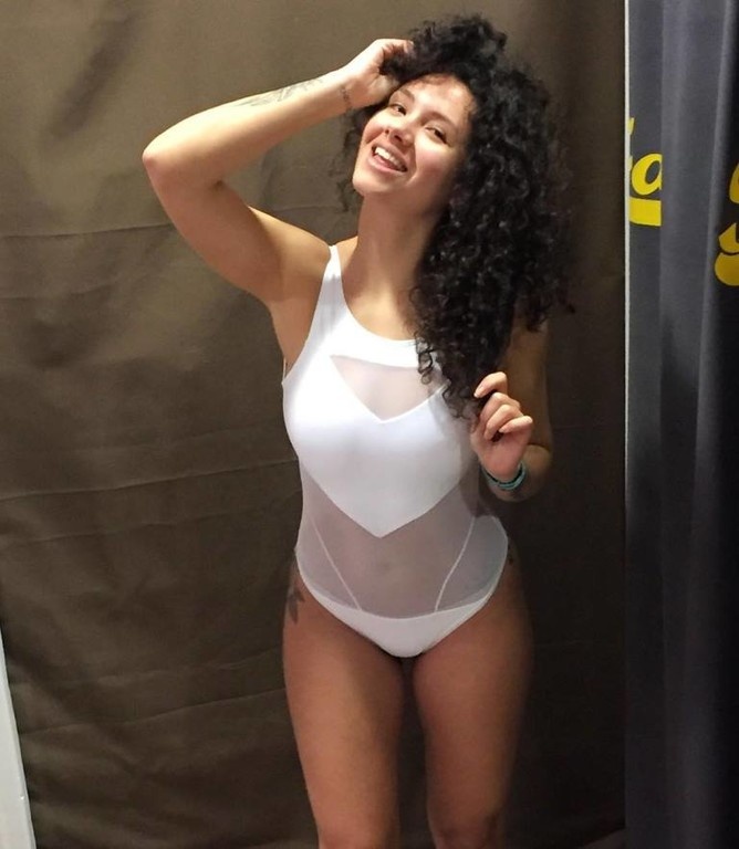 Ελληνίδα αθλήτρια μας… κόλασε με το μπούστο της στα μπουζούκια!