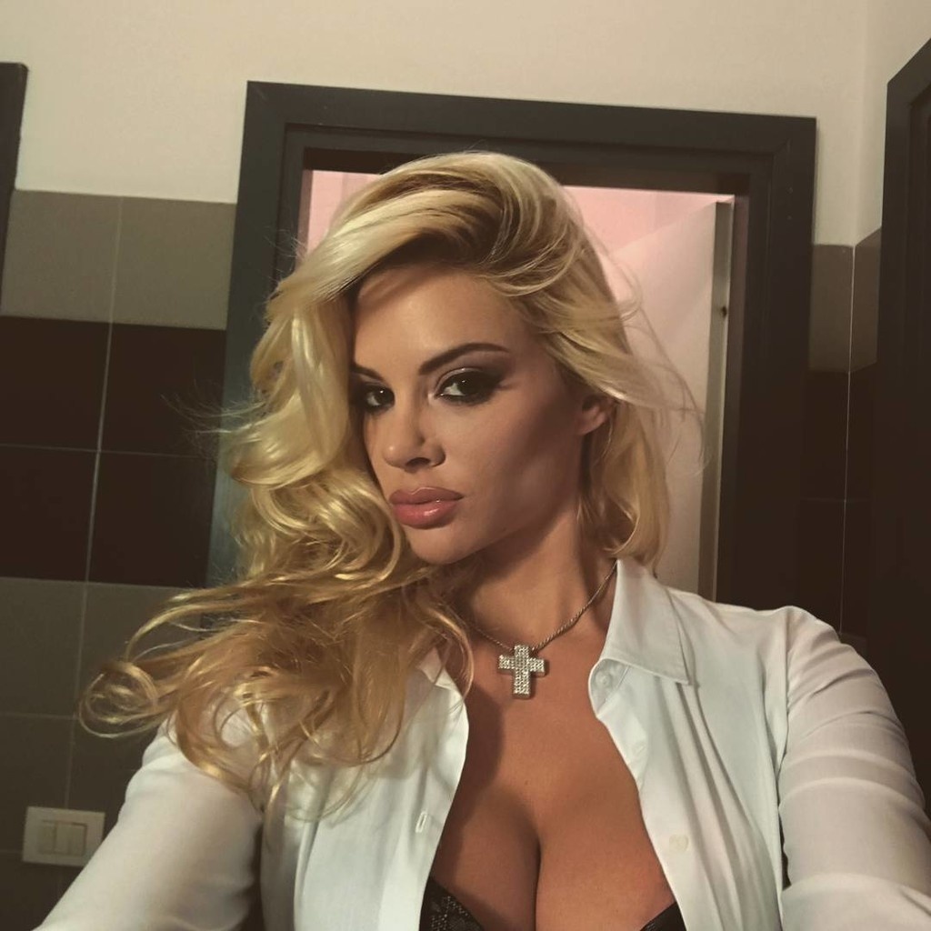 Κόλαση! Η Ρία Αντωνίου στο πιο κολασμένο ημερολόγιο! Τα πέταξε όλα!