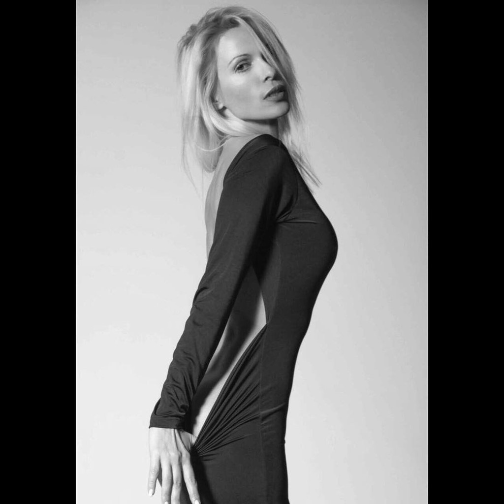 Ελληνίδα μάνα κολάζει topless το Instagram!