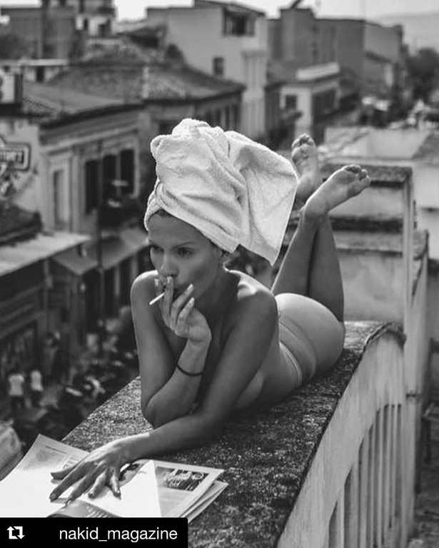 Ελληνίδα μάνα κολάζει topless το Instagram!