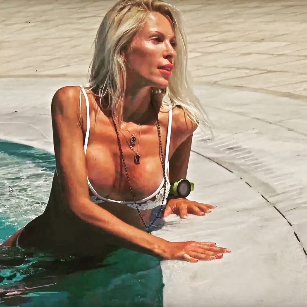 Ελληνίδα μάνα κολάζει topless το Instagram!