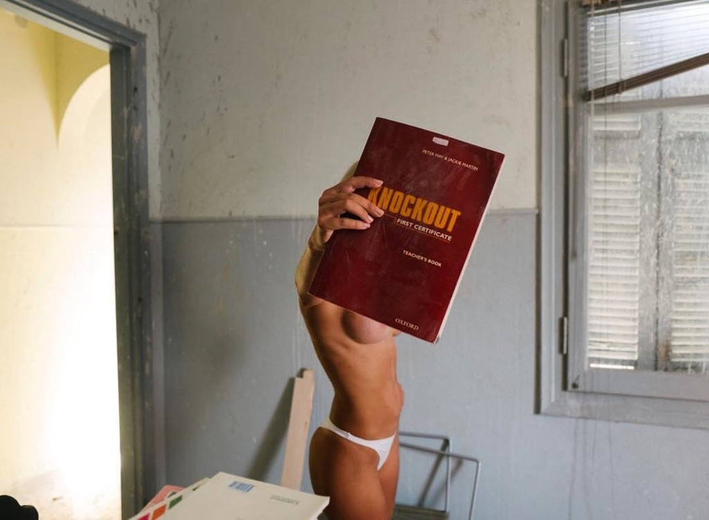 Ελληνίδα μάνα κολάζει topless το Instagram!