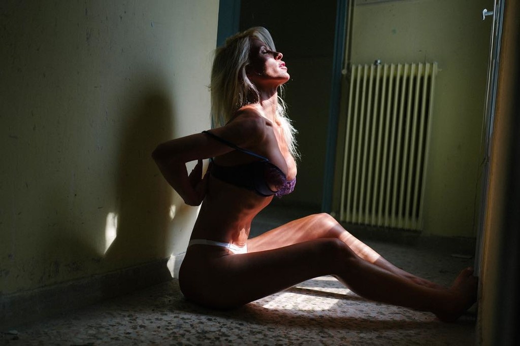 Ελληνίδα μάνα κολάζει topless το Instagram!