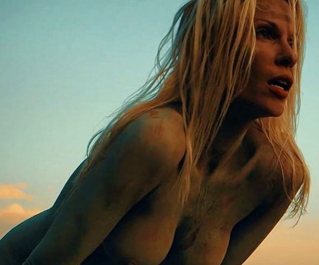 Ελληνίδα μάνα κολάζει topless το Instagram!