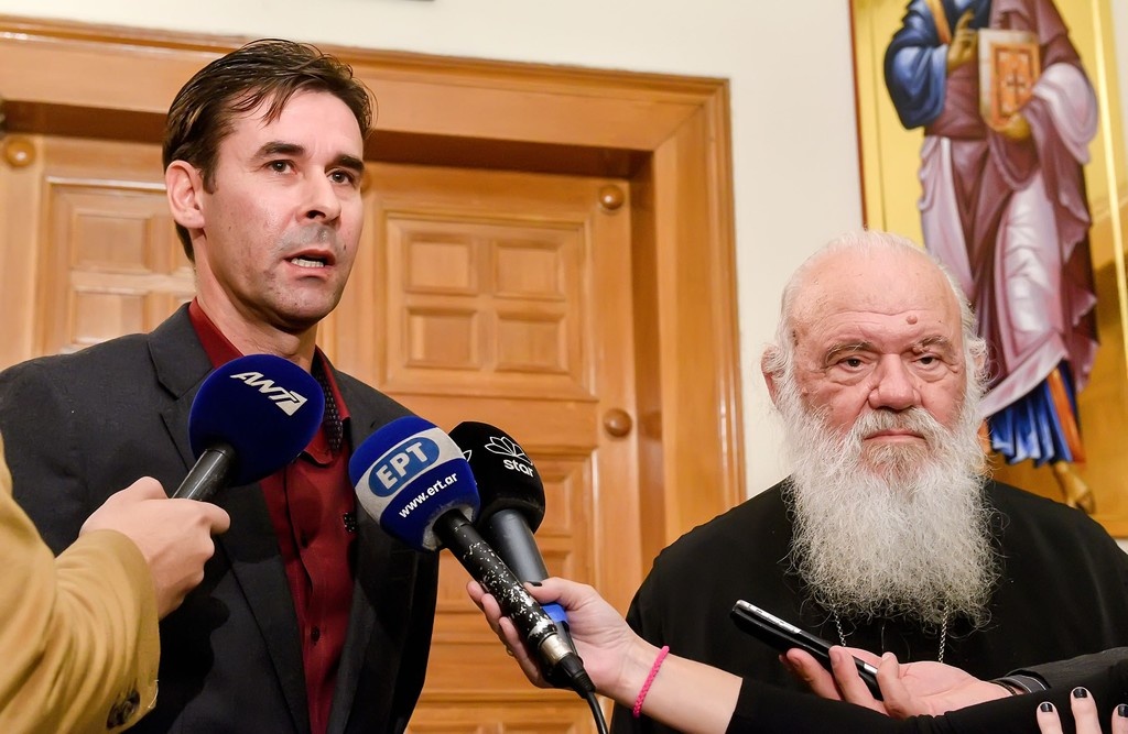 Tσιάρτας: «Η σημαία της Ελλάδας δεν είναι χαρτομάντηλο» (pics)