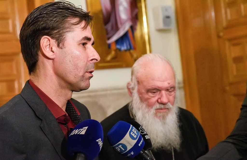 Tσιάρτας: «Η σημαία της Ελλάδας δεν είναι χαρτομάντηλο» (pics)