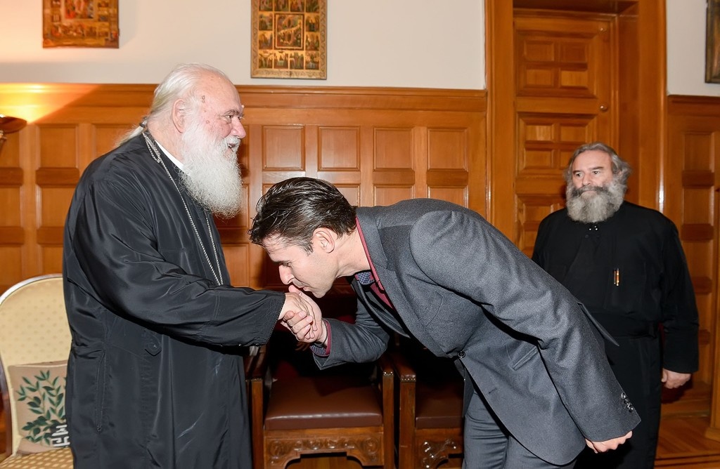 Tσιάρτας: «Η σημαία της Ελλάδας δεν είναι χαρτομάντηλο» (pics)