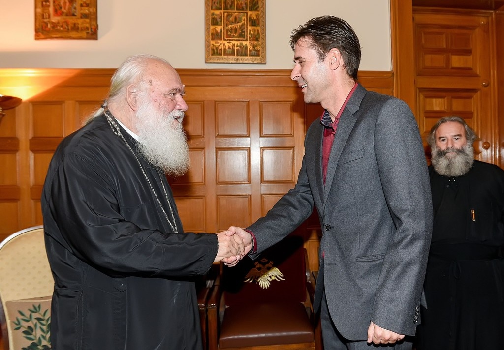 Tσιάρτας: «Η σημαία της Ελλάδας δεν είναι χαρτομάντηλο» (pics)