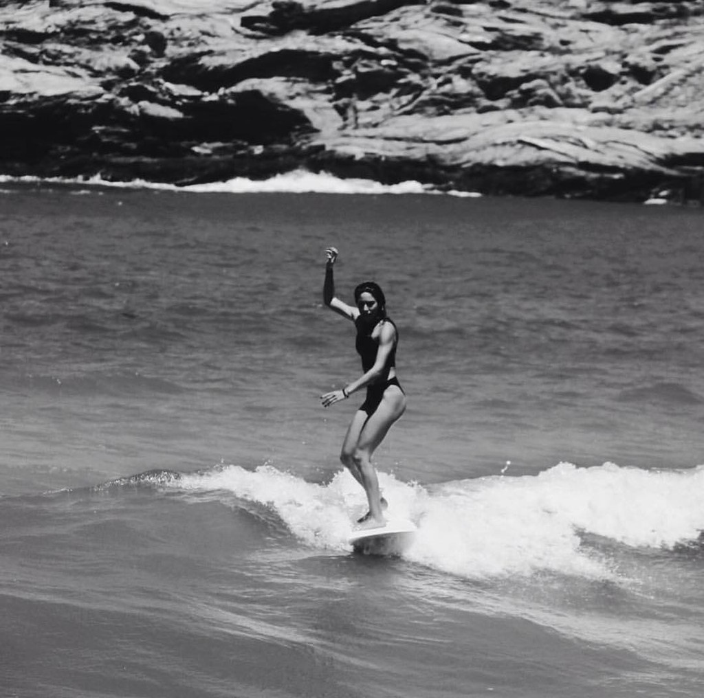 Ελληνίδα θεά δαμάζει τα κύματα και κολάζει με την κορμάρα της!