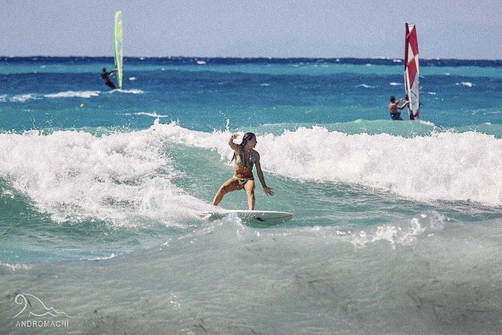 Ελληνίδα θεά δαμάζει τα κύματα και κολάζει με την κορμάρα της!