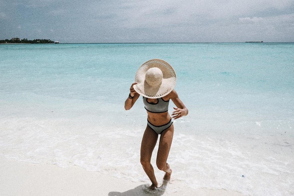 Ελληνίδα θεά δαμάζει τα κύματα και κολάζει με την κορμάρα της!