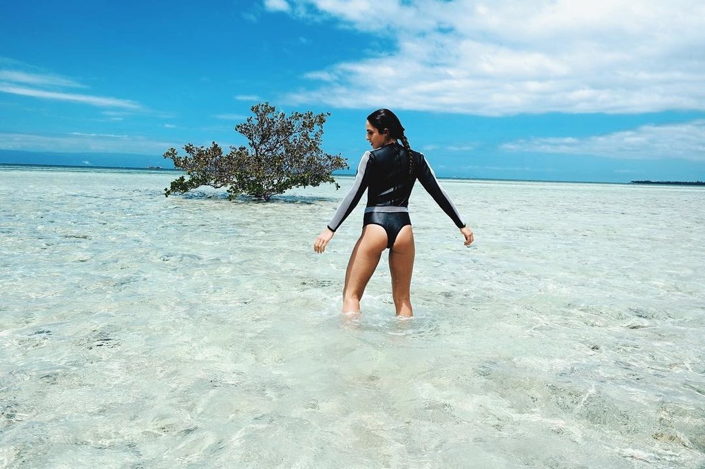 Ελληνίδα θεά δαμάζει τα κύματα και κολάζει με την κορμάρα της!