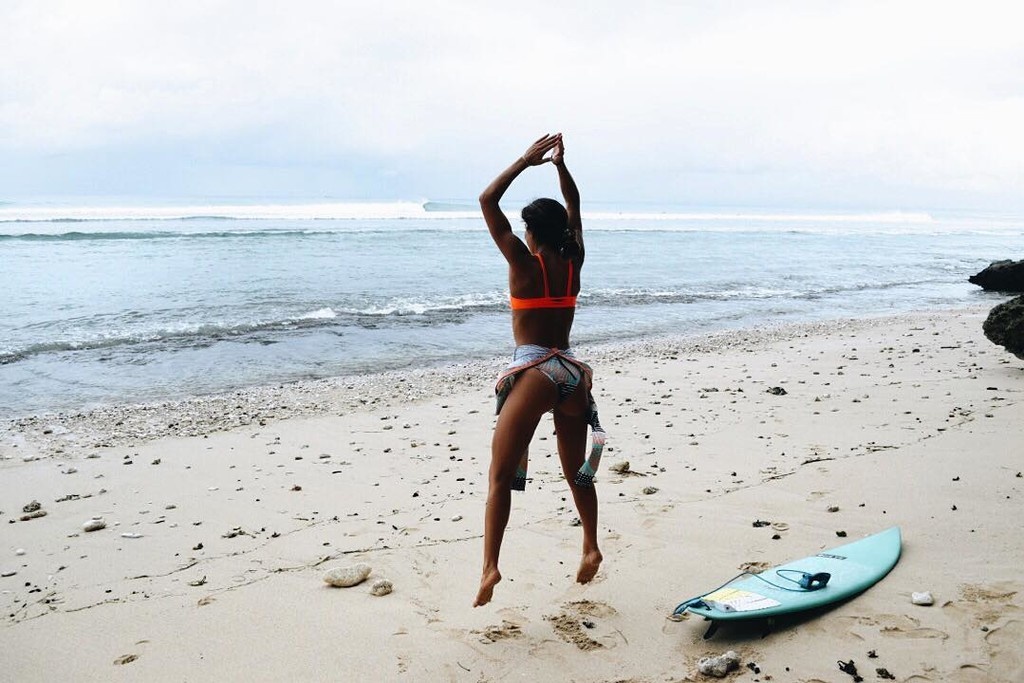 Ελληνίδα θεά δαμάζει τα κύματα και κολάζει με την κορμάρα της!