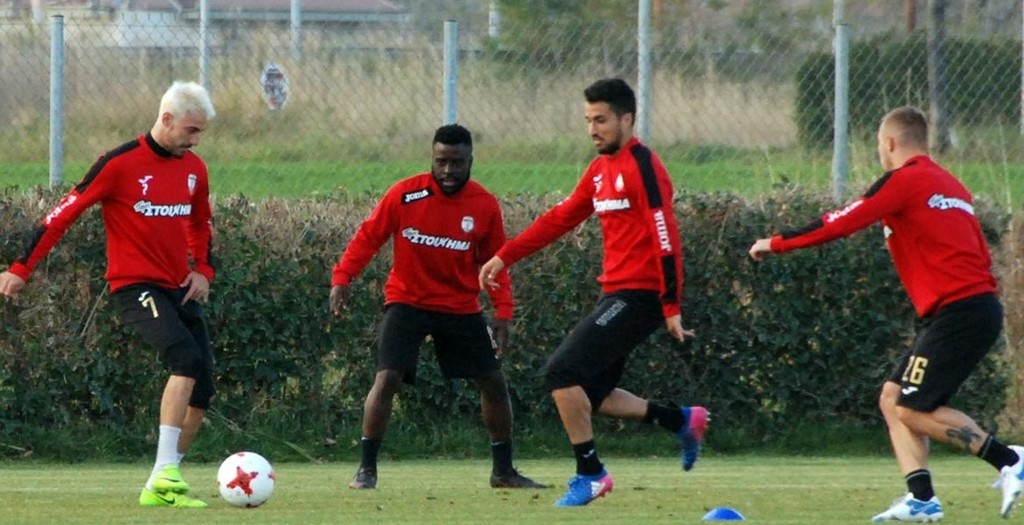 Ξάνθη: «Χόρευαν» στην βροχή οι παίκτες! (pic)