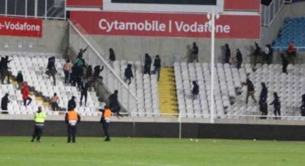 Σοβαρά επεισόδια και πολύ ξύλο στο Ομόνοια-ΑΠΟΕΛ!  (pics, vid)