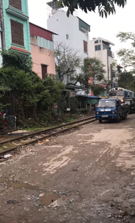 Δε φαντάζεστε τι παθαίνει όποιος παρκάρει δίπλα σε... ράγες! (vid)