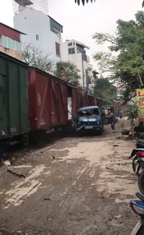 Δε φαντάζεστε τι παθαίνει όποιος παρκάρει δίπλα σε... ράγες! (vid)