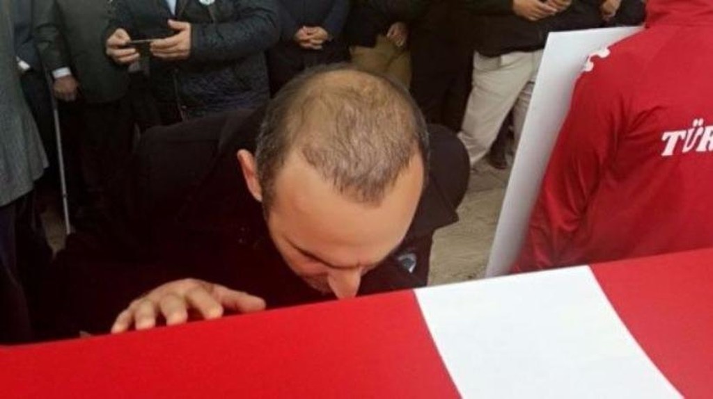 Συγκινητικές στιγμές στην κηδεία του Ναϊμ Σουλεϊμάνογλου με τον Βαλέριο Λεωνίδη (vid)