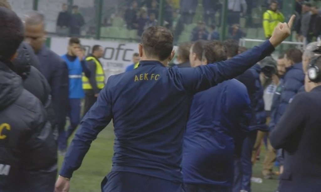 Παναθηναϊκός-ΑΕΚ: H απαράδεκτη χειρονομία του Χιμένεθ που έβαλε μπουρλότο στη Λεωφόρο! (pics)